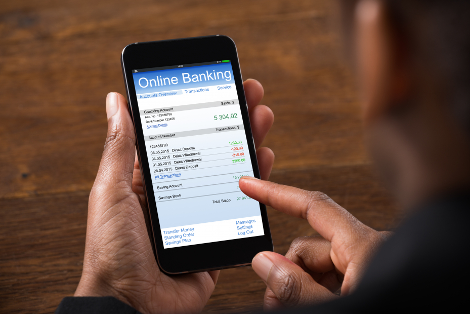 Mann prüft Mietkaution im Online-Banking am Smartphone